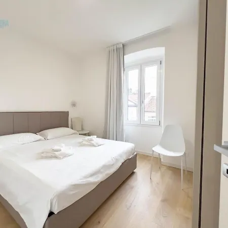 Marco Polo 26 Tirabora Short Rent * Triëst